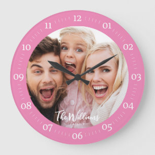 Foto in der Familie mit moderner Script-Großuhr Große Wanduhr