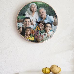 Foto in der Familie mit moderner Script-Großuhr Große Wanduhr