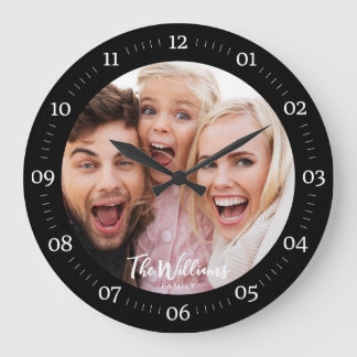 Foto in der Familie mit moderner Script-Großuhr Große Wanduhr