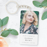 Foto | In Love Memory Moderne Elegant Schlüsselanhänger<br><div class="desc">Moderner, schlichter Foto-Keyring zum Feiern des Lebens Ihrer Lieben in einem modernen minimalistisch eleganten Design-Stil. Das Template-Design kann leicht mit Ihrem eigenen Foto und Text personalisiert werden, um eine besondere Hommage an Ihre Lieben oder als Teil ihrer Beerdigung, Gedenkfeier oder Feier des Lebens zu schaffen. Das abgebildete Bild dient nur...</div>