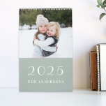 Foto-Kalender 2025 im Rahmen des Magazins Kalender<br><div class="desc">Maßgeschneiderter Foto-Kalender mit schläfengrünem und eukalyptusblauem Blattdesign mit personalisierten Fotos.</div>