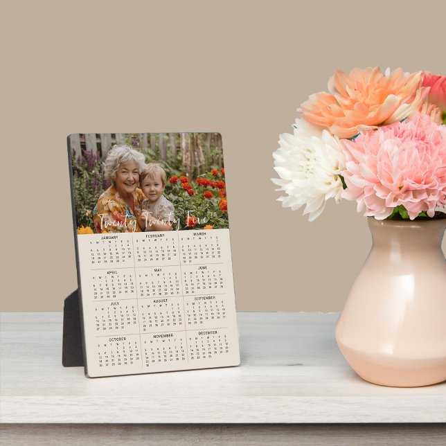Foto-Kalender 2025 mit Stand Volljahr Beige Fotoplatte (2025 Photo Calender with Stand from the Personalized Calendars Collection by Darling & May)