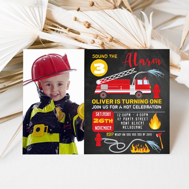 Foto-Khalkboard Feuerwehrfahrzeug Einladung zum Ge (Fire Truck Birthday Invitation Template, Firetruck  Sound the Alarm Birthday Invitation, Chalkboard
)