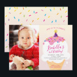 FOTO KIDS PARTY INVITE Retro-Eis Kegel pink Einladung<br><div class="desc">von kat massard >>> www.simplysweetPAPERIE.com << Original Illustration von mir!!! Ein super niedliches, aber stilvolles Icream-Design für den Geburtstag Ihres Kindes. Wow Ihre Freunde und Familie mit dieser kleinen Zahl .D Setup als Vorlage ist es einfach für Sie, Ihre eigenen Details hinzuzufügen, oder drücken Sie die Schaltfläche Anpassen und Sie...</div>