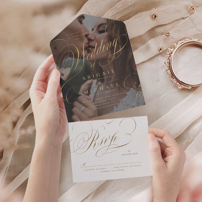 Foto Klassische Kalligrafie-Hochzeit All In One Einladung (Minimalist wedding invitation display background, ultra-wide negative space in center with soft oval)