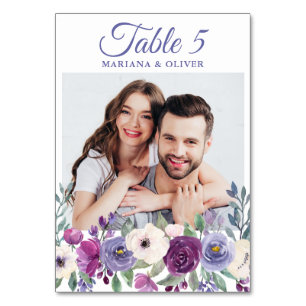 Foto Lila Fuchsia Burgund Blumenhochzeit Tischnummer