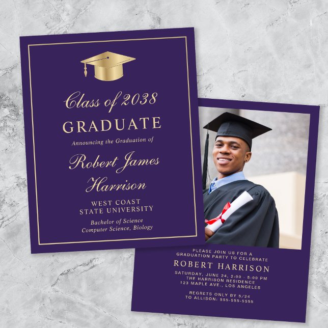 Foto Lila Gold Graduation Party Einladung (An elegant college graduation party invitation to celebrate the graduate's achievements)