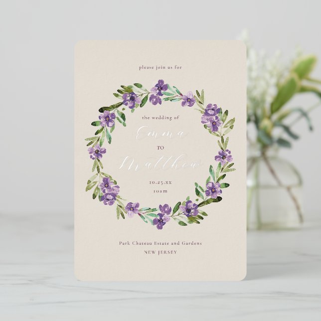 Foto Lilac Lila Botanische Wraath-Hochzeit Folieneinladung (Stehend vorne)