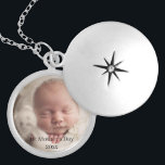 Foto Locket für Neugeborene<br><div class="desc">Dieses Custom Foto Locket wird zum ersten Mal eine wunderschöne sentimentale Gabe für die Mutter sein. In der Sterling Silver-Beschichtung ist der Schrank leicht mit dem Foto des Babys personalisiert, und das von Ihnen bearbeitete Jahr. Eine Frau wird erst einmal zur Mutter, also gedenken Sie an dieses besondere Lebensereignis mit...</div>