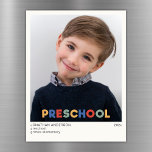 Foto Magnet<br><div class="desc">Mit dieser vorschulischen Keepake-Foto-Magnetkarte mit einem spielerischen mehrfarbigen Header, der die Freude der Vorschulzeit weckt, können Sie den Charme der frühen Kindheit erleben. Mit einem sauberen, minimalistischen Design hebt die Karte das reizvolle Foto und die Meilensteine Ihres Kindes hervor und schafft so einen eleganten und herzlichen Beifall. ◆︎ ◆︎ perfekt...</div>