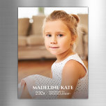 Foto-Magnet für Schuljahr Magnetkarte<br><div class="desc">Mit dieser elegant gestalteten Keepake Foto-Magnetkarte, mit einem modernen Foto und klaren, minimalistischen Textdetails, können Sie die Meilensteine Ihres Kindes im Schuljahr erfassen. Das moderne Design hebt das Foto und die Meilensteine Ihres Kindes hervor und schafft so einen wertvollen, eleganten und herzlichen Sake. ◆︎ ◆︎ perfekt zum Teilen mit der...</div>