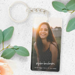 Foto-Memorial | In Love Memory Modern Script Schlüsselanhänger<br><div class="desc">Moderner, einfacher Foto-Keyring, um das Leben Ihrer Lieben in einem modernen minimalistischen Design-Stil zu feiern. Das Template-Design kann leicht mit Ihrem eigenen Foto und Text personalisiert werden, um eine besondere Hommage an Ihre Lieben oder als Teil ihrer Beerdigung, Gedenkfeier oder Feier des Lebens zu schaffen. Das abgebildete Bild dient nur...</div>