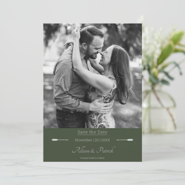 Foto Minimalistische Pfeile | Olive Green Save The Date (Stehend Vorderseite)