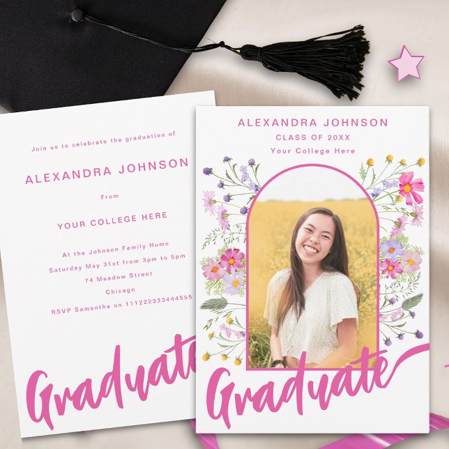 Foto mit Blumenabschluss - Pink-Script-Graduierung Einladung (Boho floral arch graduate photo hot pink script Graduation party invitation)