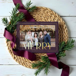 Foto mit einfacher und moderner Goldrahmenfamilie Folien Feiertagskarte<br><div class="desc">Das ist die Jahreszeit,  um froh zu sein! Unsere schlichte und moderne Merry-Folie Foto Weihnachtskarte. Grosser Platzhalter mit Element Doppelrahmen Goldfolie. "Merry" kühnen Goldfolie-Overplay mit einem personalisierten Urlaubsgruß,  Familiensignatur und Jahr. Design von Moodthology Papery.</div>