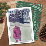 Foto mit großen Frohen Weihnachten - botanischer R<br><div class="desc">Ein großes Weihnachtsgeschenk mit weißer Grenze macht einen modernen und kühnen Urlaubssalon zu einem Gruß. Zurück Design Das Backdesign beinhaltet ein botanisches Weihnachtsmuster in fröhlichen Rot und Grüntöne. Die Farbtöne Grün koordinieren sich mit dem dünnen Rand um die Kartenvorderseite. Vertikales Foto Verwenden Sie ein Bild mit dem Thema vorzugsweise in...</div>