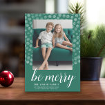 Foto mit grünem Boho Wasserfarben-Dottern-Muster Feiertagskarte<br><div class="desc">Modernes Design mit einem grünen Punktmuster und einem vertikalen Foto. Ein minimales Design,  das im erweiterten Anpassungsbereich geändert werden kann.</div>