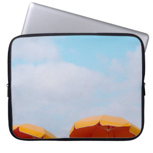 Foto mit Liegestühlen und Sonnenschirm Laptopschutzhülle