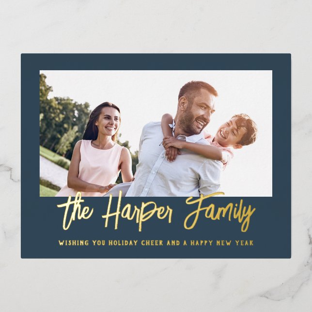 Foto mit personalisiertem Familiennamen Folien Feiertagspostkarte (Vorderseite)