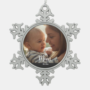 Foto mit Schriftzug 'Mom Established Year' Schneeflocken Zinn-Ornament