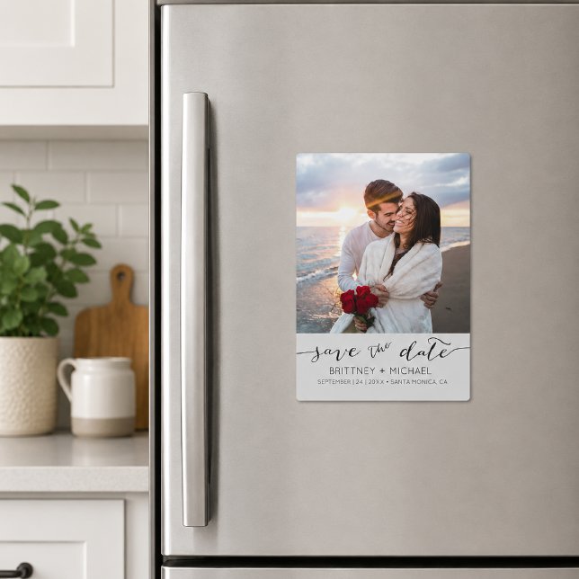 Foto Modern Grau Einfach Magneteinladung (Chic save the date magnet featuring elegant handwritten script typography and soft grey bottom)