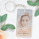 Foto | Modern in Love Memory Beerdigung Schlüsselanhänger<br><div class="desc">Moderner, einfacher Foto-Keyring, um das Leben Ihrer Lieben in einem modernen minimalistischen Design-Stil zu feiern. Das Template-Design kann leicht mit Ihrem eigenen Foto und Text personalisiert werden, um eine besondere Hommage an Ihre Lieben oder als Teil ihrer Beerdigung, Gedenkstätte oder Feier des Lebens zu schaffen.Das abgebildete Bild dient nur zur...</div>