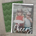 Foto Modern - Minimal weiße Grenze Offset Chefs Feiertagskarte<br><div class="desc">FRONT DESIGN: Ein Weihnachtsfeiergruss - Beifall - steht auf dem Foto in einem großen, trendigen Skript-Schriftart. Das senkrechte Foto ist außerhalb des Zentrums, und die Familiensignatur umschließt den weißen Rand. Ein dünner weißer Grenzakzent ist ebenfalls enthalten. — BACK DESIGN: Das hintere Design enthält ein Zickzack Muster in Olivgrün-Farbtönen. Die Farben...</div>
