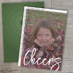 Foto Modern - Minimal White Border Chefs Arch Feiertagskarte<br><div class="desc">FRONT DESIGN: Ein Weihnachtsfeiergruss - Beifall - steht auf dem Foto in einem großen, trendigen Skript-Schriftart. Das senkrechte Foto ist außerhalb des Zentrums, und die Familiensignatur umschließt den weißen Rand. Ein dünner weißer Grenzakzent ist ebenfalls enthalten. — BACK DESIGN: Die Rückseite ist mit einem Retrobogen in Olivgrün-Farbtönen versehen. Die Farben...</div>