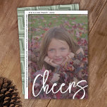 Foto Modern - Vertikale weiße Grenze kompensiert K Feiertagskarte<br><div class="desc">FRONT DESIGN: Ein Weihnachtsfeiergruss - Beifall - steht auf dem Foto in einem großen, trendigen Skript-Schriftart. Das senkrechte Foto ist außerhalb des Zentrums, und die Familiensignatur umschließt den weißen Rand. Ein dünner weißer Grenzakzent ist ebenfalls enthalten. — BACK DESIGN: Das hintere Design enthält ein Zickzack Muster in Olivgrün-Farbtönen. Die Farben...</div>