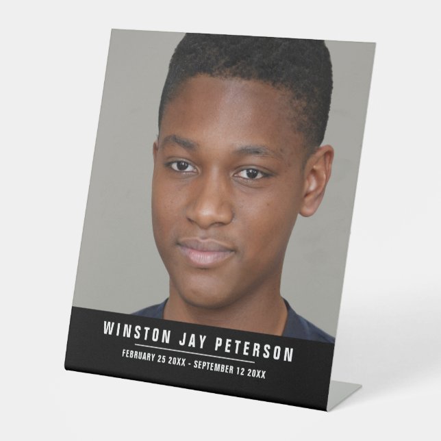 Foto Moderne Gedenkstätte Schwarz-weißer Name und  Sockelschild (Vorderseite)