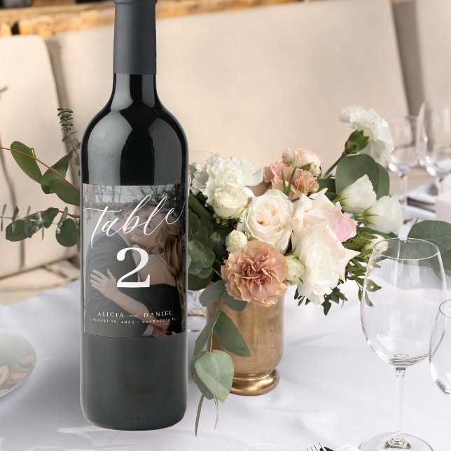 Foto Moderne Tischnummer in Schwarz/Weiß Weinetikett (Von Creator hochgeladen)