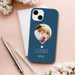 Foto Monogram Romantic Heart Coodinates Modern Case-Mate iPhone 14 Hülle<br><div class="desc">Foto Monogram Romantic Heart Coodinates Modern präsentiert Ihr Lieblings-Foto mit Ihren Monogrammen und benutzerdefinierten Koordinaten von Längen- und Breitengrad,  die für Sie in der modernen Schriftzeichen-Typografie besonders sind. Perfektes Geschenk für Geburtstag,  Weihnachten,  Hochzeit,  Braut,  zukünftige Braut,  Valentinstag und vieles mehr. Entworfen von ©Evco Studio www.zazzle.com/store/evcostudio</div>
