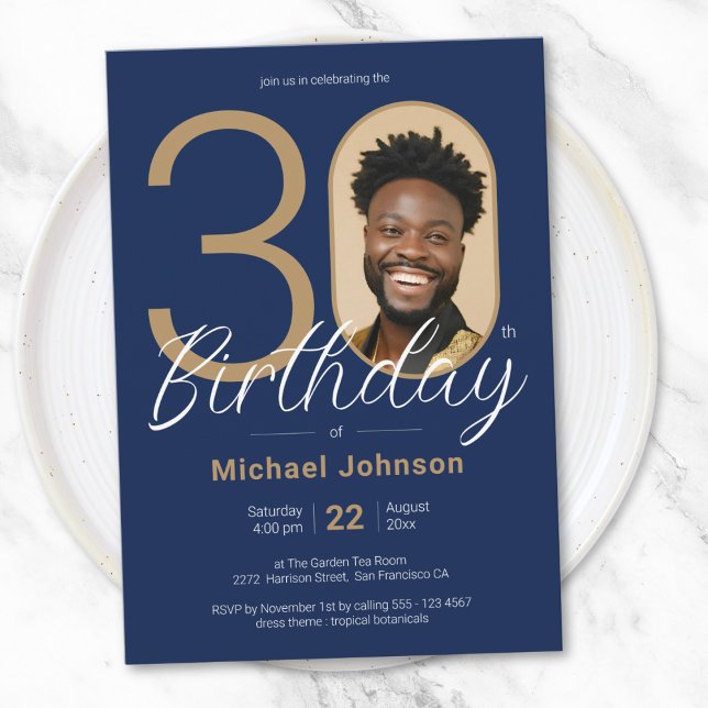 Foto Navy Blue Gold Men's 30. Geburtstag Einladung (Simple Photo Navy Blue Gold Men's 30th Birthday Invitation)