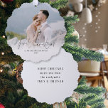 Foto Overlay Ornament Karte<br><div class="desc">Erste Weihnachten als Foto Overlay Name Jahr Script Ornament. Ihre erste verheiratete Weihnachtszeit ist sehr außergewöhnlich, und dieses handliche All-in-One-Ornament und -Ausweis, hat Ihr Foto und die erste Weihnachtszeit in einem informellen Set-Skript auf der Vorderseite, zusammen mit Ihrem verheirateten Namen und Jahr, und Ihre Nachricht und Vornamen auf der Rückseite,...</div>