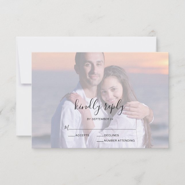 Foto Overlay Script Typografie Wedding RSVP Card Karte (Vorderseite)