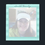 Foto Personalisiert Familienname Notizblock<br><div class="desc">Ein quadratisches Foto hochladen. Einfach zu bedienende Vorlage. Geben Sie einfach Ihren eigenen Familiennamen ein,  um ihn zu Ihrem eigenen zu machen. Farbstreifendesign mit anderen Farben verfügbar. Ideal für Zollbüros,  Schulen oder Privatbücher.</div>