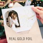 Foto personalisiert Frohe Weihnachtsschrift Gold Folien Feiertagskarte<br><div class="desc">Elegante stilvolle Merry Christmas echtes Gold klassische Kalligraphie Drehbuch Familie Foto einfache weiße minimalistische Urlaubskarte mit Ihrem individuellen personalisierten Text auf beiden Seiten. BITTE BEACHTEN SIE, dass die Hintergrundfarbe editierbar ist. Sie können es ändern, nachdem Sie unter dem IT-Menü PERSONALISIEREN die Option CUSTOMIZE ausgewählt haben. Wenn Sie es sich nicht...</div>