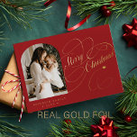 Foto personalisiert Frohe Weihnachtsschrift Gold Folien Feiertagskarte<br><div class="desc">Elegante stilvolle Frohe Weihnachten echtes Gold klassische Kalligraphie-Drehbuch Familie Foto Rote Ferienkarte mit Ihrem individuellen personalisierten Text auf beiden Seiten. BITTE BEACHTEN SIE, dass die Hintergrundfarbe editierbar ist. Sie können es ändern, nachdem Sie unter dem IT-Menü PERSONALISIEREN die Option CUSTOMIZE ausgewählt haben. Wenn Sie es sich nicht leicht machen, es...</div>