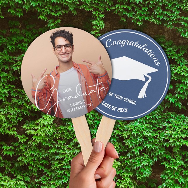 Foto Personalisiert Graduate Script Blue Fächer (Keep cool on graduation day or at your party with these photo double-sided hand fans.)