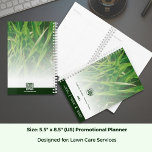 Foto-Pflegelogo Planer<br><div class="desc">Der Foto Lawn Care Promotional Logo Planner mit einem weichen Cover ist Teil der Kollektion der Lawn Care Business Card & Marketing Items. Der als anpassbare Vorlage konzipierte Foto-Planer lädt Sie ein, Ihr Service-Image, Logo, Motto, Jahr, Unternehmen, CTA und Einladung zu sozialen Presenzen einzufügen. Und auf der Rückseite vervollständigt ein...</div>