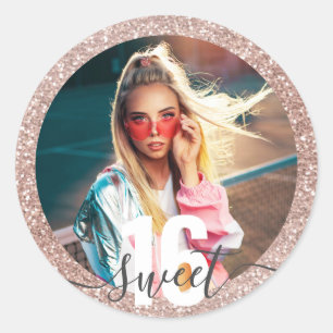 Foto Pink Glitzer Moderne Süße 16 Geburtstagskla Runder Aufkleber