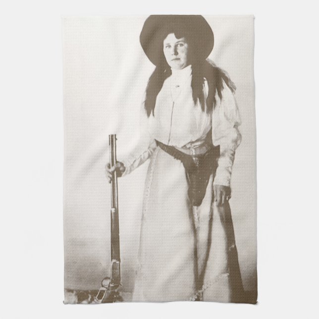 Foto Portrait eines Cowgirl Holding a Rifle, c1910 Geschirrtuch (Vertikal)