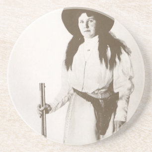 Foto Portrait eines Cowgirl Holding a Rifle, c1910 Getränkeuntersetzer