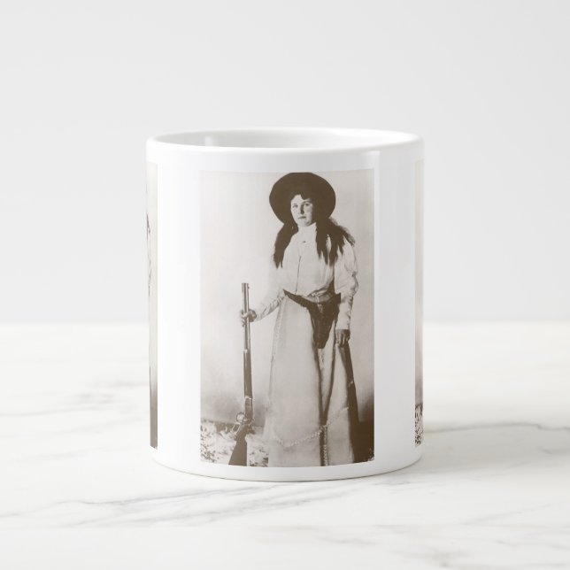 Foto Portrait eines Cowgirl Holding a Rifle, c1910 Jumbo-Tasse (Vorderseite)