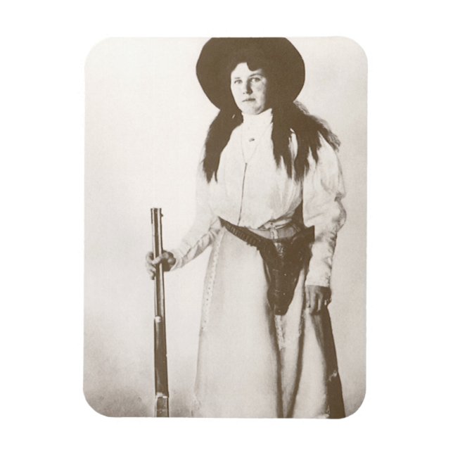 Foto Portrait eines Cowgirl Holding a Rifle, c1910 Magnet (Vertikal)
