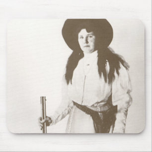 Foto Portrait eines Cowgirl Holding a Rifle, c1910 Mousepad