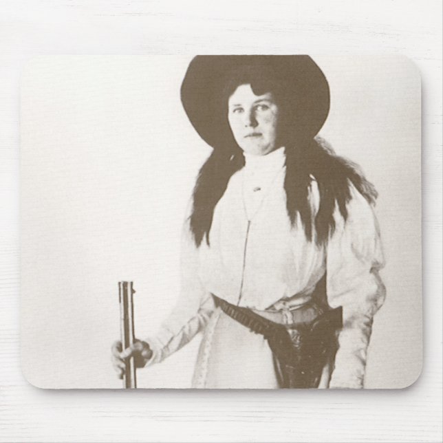 Foto Portrait eines Cowgirl Holding a Rifle, c1910 Mousepad (Vorne)