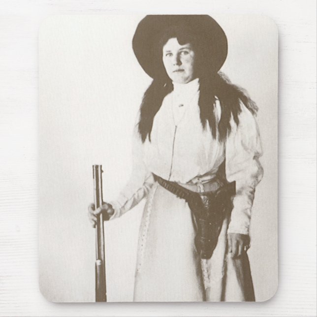 Foto Portrait eines Cowgirl Holding a Rifle, c1910 Mousepad (Vorne)