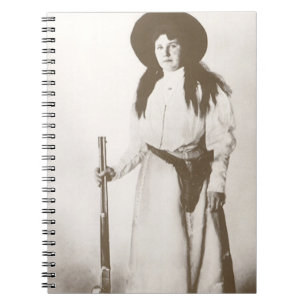 Foto Portrait eines Cowgirl Holding a Rifle, c1910 Notizblock