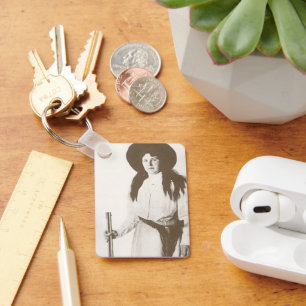 Foto Portrait eines Cowgirl Holding a Rifle, c1910 Schlüsselanhänger